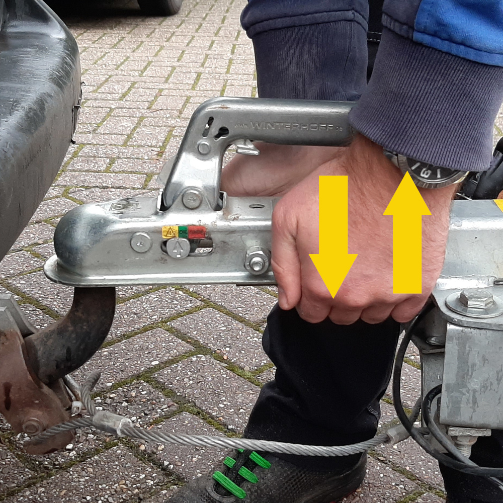 Controleer of de aanhanger goed op de trekhaak zit