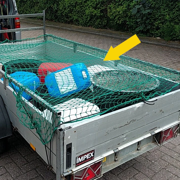 Bij open aanhanger: dek losliggende lading af.