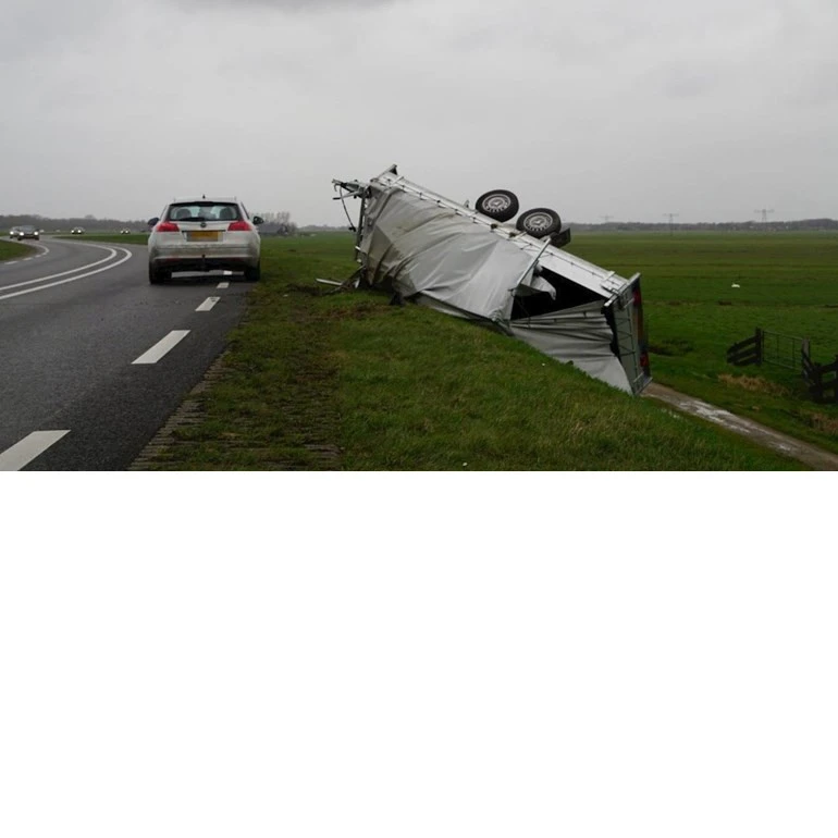 Schade aan omgewaaide aanhanger is voor kosten van de huurder!