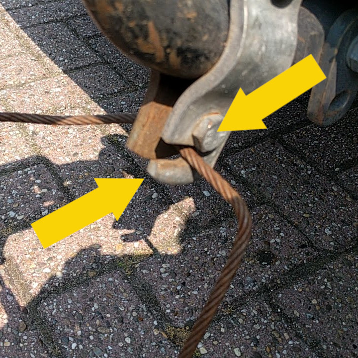 Doe de kabel IN de veiligheidshaak...