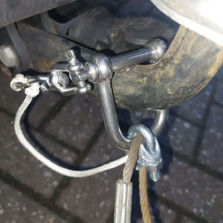 of monteer de D-sluiting OM de trekhaak