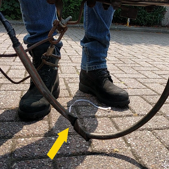 Stroomkabel niet over de grond!