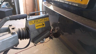 Plaats het overdekslot volgens de pijl in de rijrichting