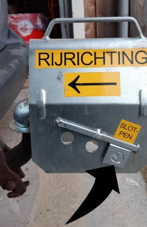 Plaats de slotpen in het aangegeven gat