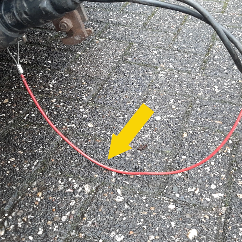Veiligheidskabel niet over de grond!