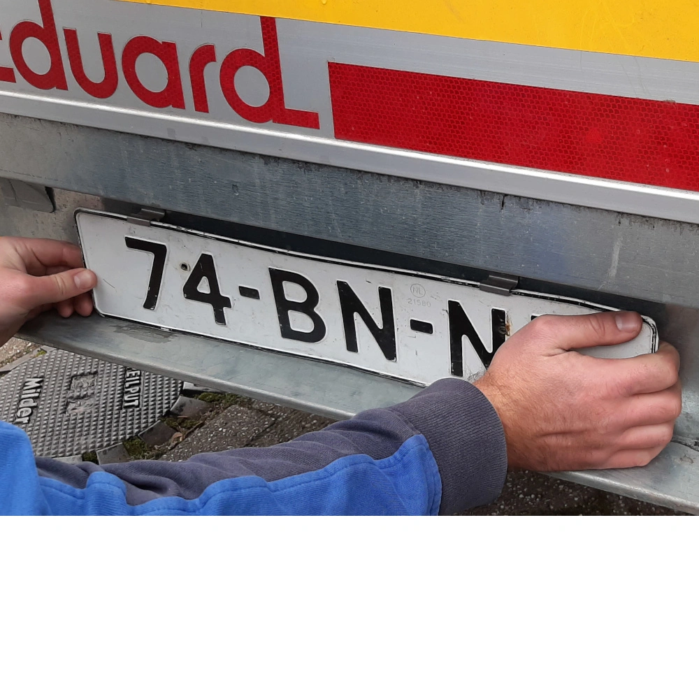 Bij ongeremde aanhangers: plaats <strong>JOUW</strong> witte kentekenplaat.