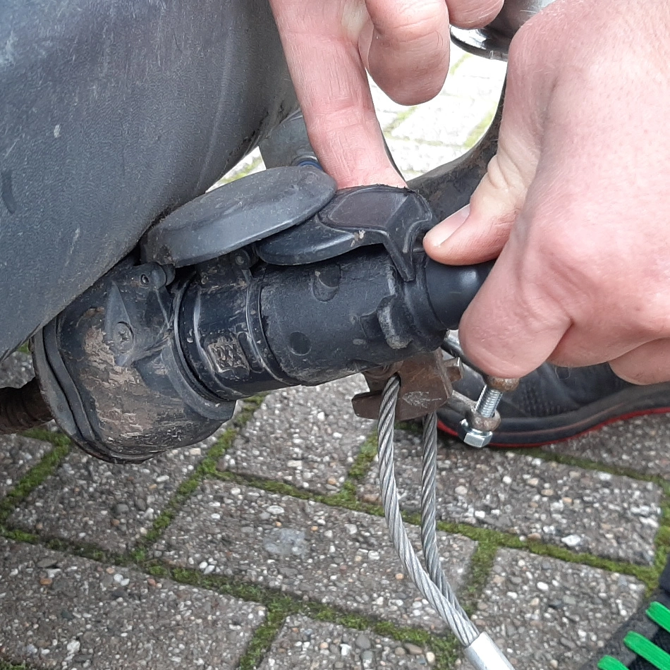 Plaats de stekker in de stekkerdoos.<br />Je kunt eventueel een adapter huren.